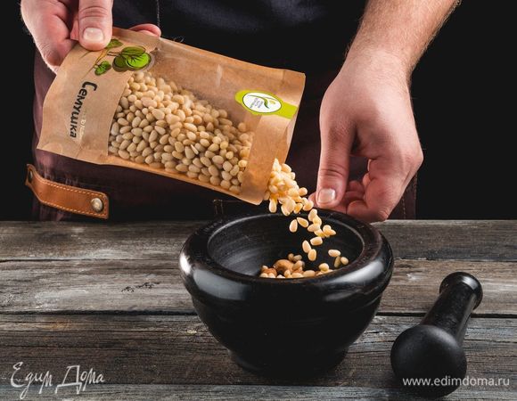 Разомните скалкой орехи ТМ «Семушка», смешайте с сухофруктами. Добавьте сахар и специи по вкусу.