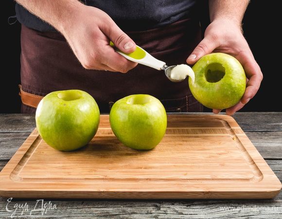 Срежьте у яблок шляпки, аккуратно удалите сердцевину и часть мякоти, чтобы получились чашечки.