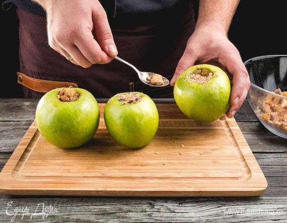 Наполните яблоки орехами и сухофруктами ТМ «Семушка», сделайте проколы зубочисткой по бокам.
