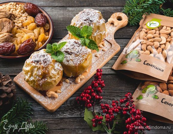 Запекайте фаршированные яблоки в духовке при 180°C в течение 30–35 минут. Перед подачей полейте медом или кленовым сиропом и посыпьте сахарной пудрой.