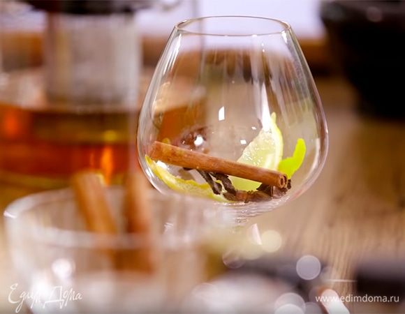 С апельсина тонкой полоской срезать цедру.