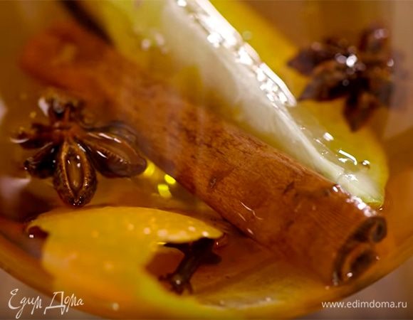 В бокал выложить четвертинку лимона, цедру апельсина, корицу, бадьян, ваниль и гвоздику, влить ром, а затем свежезаваренный чай.