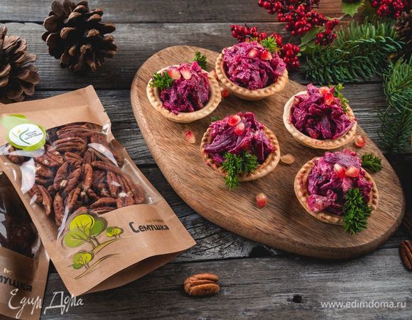 Подавайте салат, украсив зернами граната и зеленью.