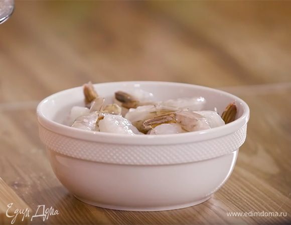 Креветки предварительно разморозить.