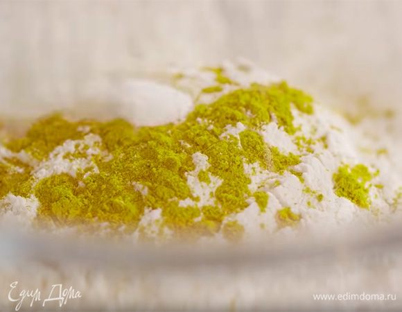 Муку соединить с крахмалом и куркумой, влить игристое вино, посолить и перемешать — должна получиться консистенция жидкой сметаны.