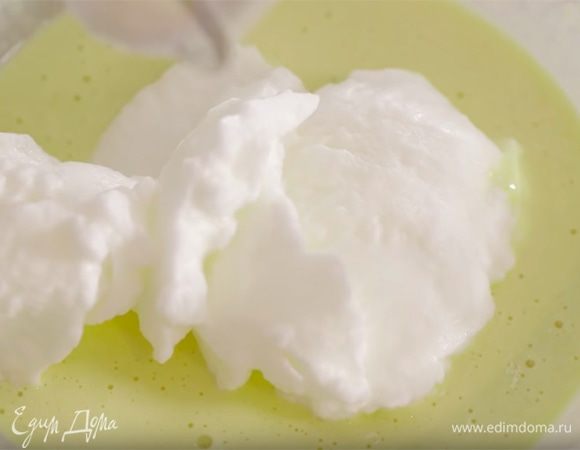 Белки взбить в плотную воздушную пену, добавить в кляр и все вымешать.