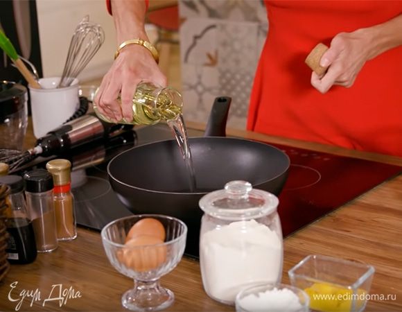 Разогреть в сковороде оливковое масло.