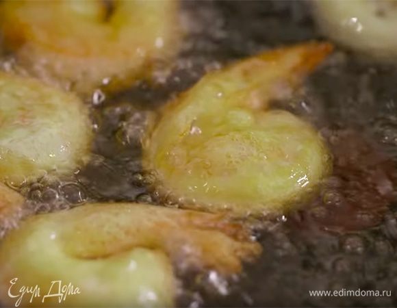 Размороженные креветки обмакнуть в кляр и жарить в масле до готовности.