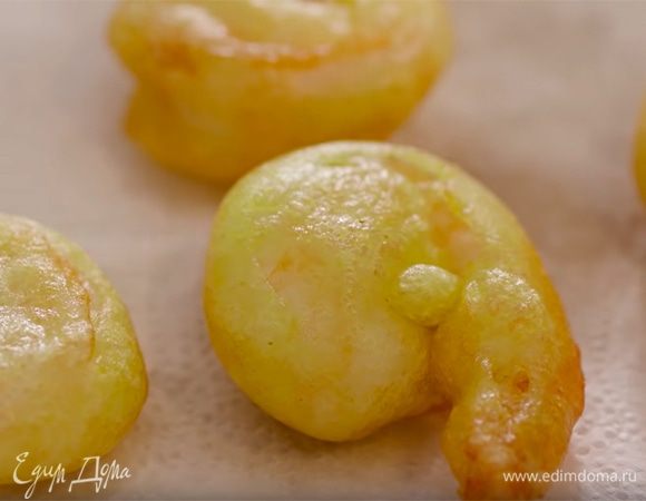 Готовые креветки выложить на бумажное полотенце.