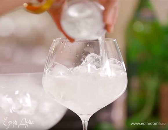 Лед разложить в два широких бокала, заполнив их на 2/3 объема, затем влить тоник и мартини.