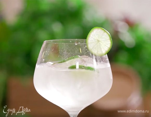 В каждый коктейль добавить пару кружков лайма, одной долькой украсить стенку бокала.