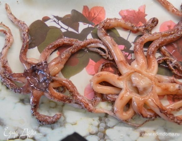 В первую очередь нужно очистить щупальца кальмаров ТМ «Магуро». Для этого убираем пленку сверху в центре, как на фото слева. Переворачиваем щупальца и снимаем пленочку от середины. Снимается она легко, как чулок.