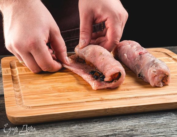 Сверните плотные рулетики, закрепите зубочистками.