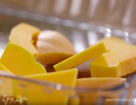 Тыкву тонко нарезать и выложить в форму для запекания.