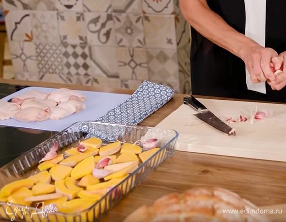 Раздавить плоской стороной ножа 10 зубчиков чеснока и добавить к тыкве.