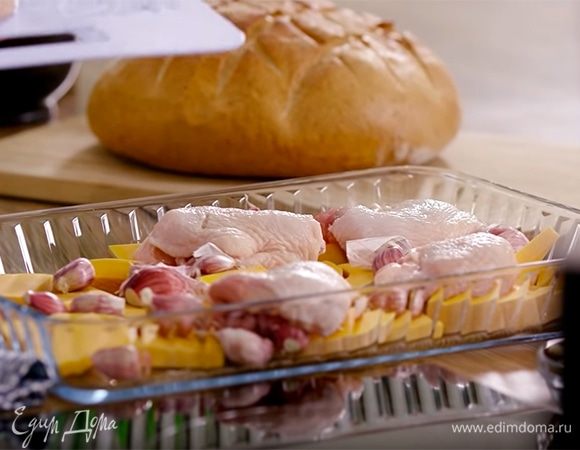 Куриные бедрышки выложить на тыкву.