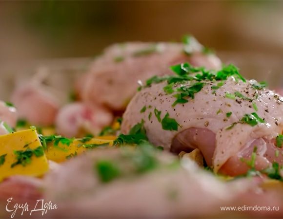 Пучок петрушки мелко порубить и посыпать тыкву с курицей, затем все посолить и полить 2 ст. ложками оливкового масла.
