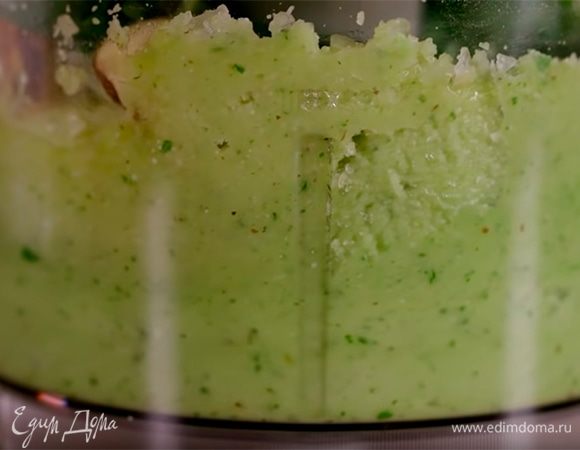 Приготовить соус песто: зубчик чеснока, натертый сыр и орехи выложить в чашу блендера, добавить листья базилика и оставшейся петрушки, влить оливковое масло Extra Virgin, 2 ст. ложки холодной кипяченой воды и все взбить.