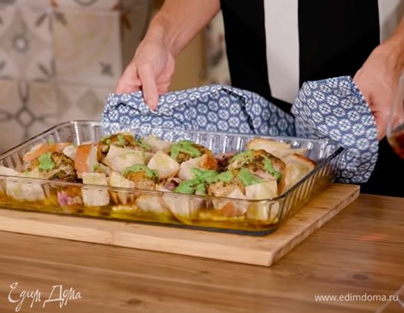 Когда курица будет почти готова, вынуть форму из духовки, добавить в нее нарезанный хлеб и песто, полить все оставшимся оливковым маслом и запекать еще 2‒3 минуты.