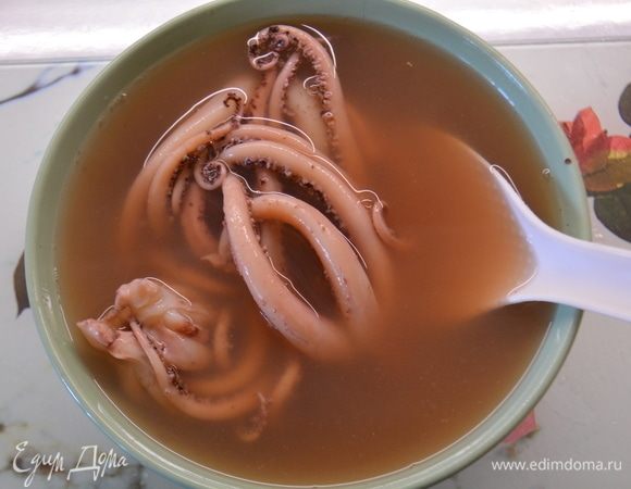 Очищенные щупальца заливаем кипятком и мешаем ложкой (чтобы еще лучше очистились). Потом промываем под холодной водой.