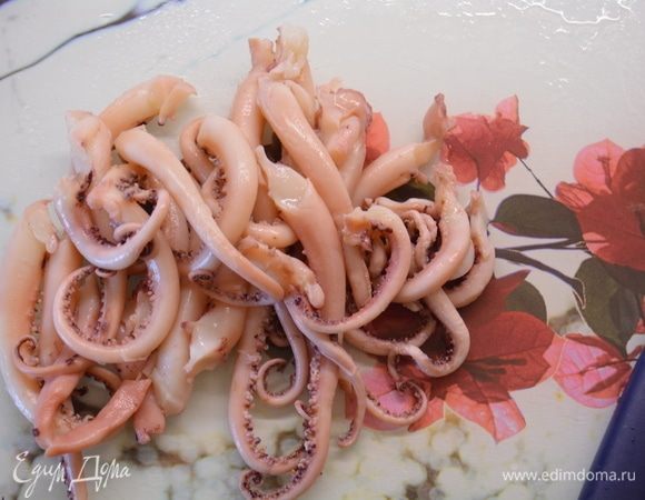 Очищенные щупальца кальмаров нарезать на сегменты.