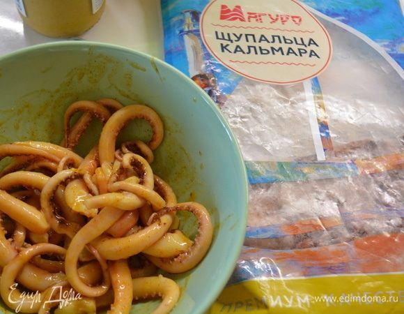 Готовим для них маринад. Для этого смешать мед, горчицу и лимонный сок. Добавить щупальца, перемешать и оставить мариноваться на 20 минут.