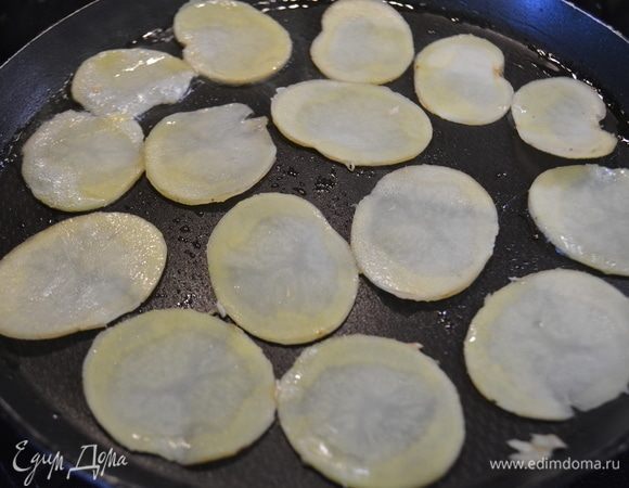 Молодой картофель помыть и нарезать на тонкие пластины прямо с кожурой. Обжарить до румяного цвета.