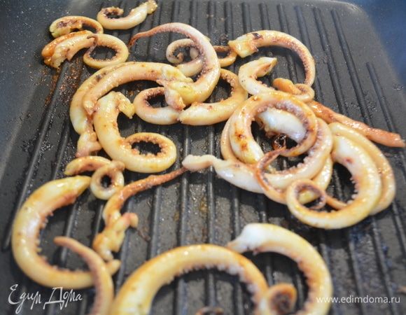 Обжариваем щупальца на гриле где-то 3–4 минуты с каждой стороны. Главное, не передержать, чтобы они не стали резиновыми, а остались нежными и вкусными.