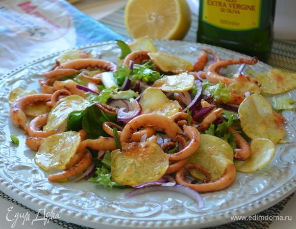 Выкладываем на блюдо щупальца и картофельные чипсы. Сбрызнуть лимонным соком и оливковым маслом. И можно наслаждаться! Приятного аппетита!