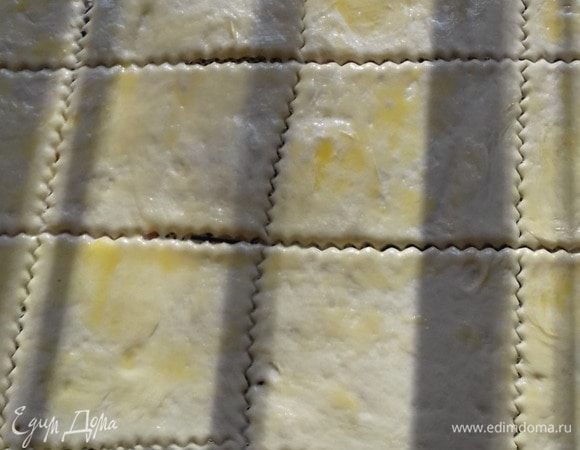 Сделать опару из теплого молока, дрожжей, сахара и 100 г муки. Оставить ее бродить. Как поднимется в 2 раза, добавить теплую воду, муку оставшуюся, соль и 50 г растопленного масла, все остальное. Замешиваем тесто в течение 15–20 минут. Оставляем подходить тесто. Ра﻿ската﻿﻿﻿т﻿ь тесто в пласт, смазать оставшимся растопленным маслом и нарезать﻿﻿﻿﻿﻿﻿﻿﻿﻿﻿﻿﻿﻿ тесто по ширине вашей формы. Масла оставим немного, чтобы смазать верхушку.