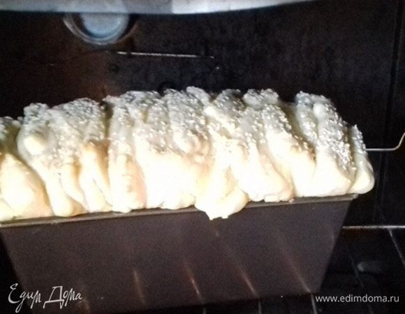 Как только тесто подошло в формочке, смазываем его сверху оставшимся растопленным маслом и посыпаем кунжутом или тмином (на ваше усмотрение). Выпекаем в духовке до готовности. Время и температура зависит от вашей печки. У меня газовая.