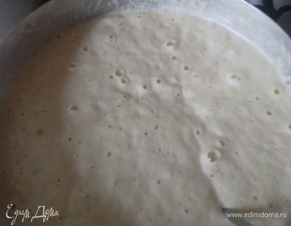 Делаем опару — теплое молоко или вода, сахарный песок, дрожжи и немного муки. Как подойдет добавляем остальные продукты. Хорошо размешиваем, чтобы не было комочков. Оставляем тесто подходить.