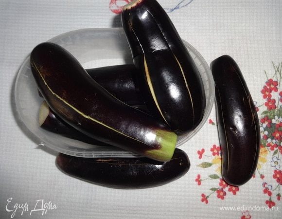Баклажаны помыть, обсушить бумажным полотенцем. Отрезать плодоножки. Сделать в баклажанах продольные разрезы глубиной примерно 2 см на расстоянии 2,5–3 см друг от друга. До кончиков баклажанов разрезы не доводить, чтобы плоды не развалились.