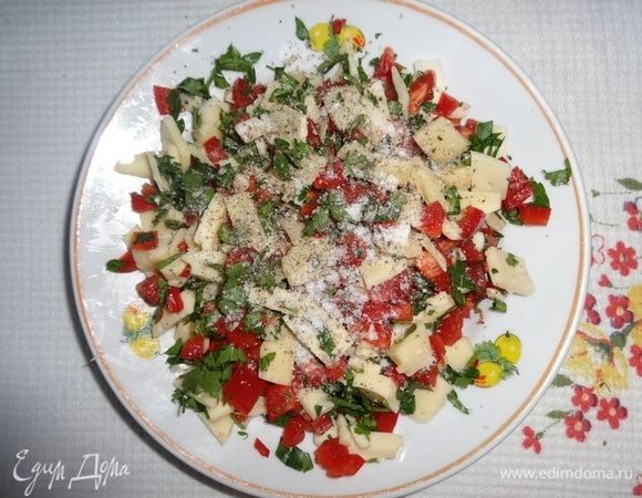 Соединить компоненты начинки, посолить, поперчить, перемешать. В оригинальном рецепте вместо соли было филе анчоусов. Также в оригинальном рецепте баклажаны фаршировались только сыром, зеленью и чесноком, а перцы обжаривались. Мне захотелось объединить эти продукты в начинке.