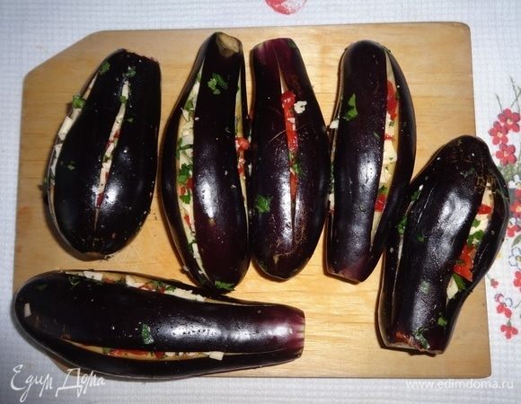 Разрезы в баклажанах начинить полученной смесью сыра и овощей. После фарширования у меня осталась часть начинки, которую я использовала для приготовления горячих бутербродов.