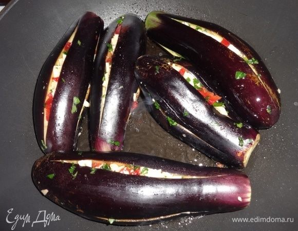 В сковороду налить большую часть масла, разогреть, обжарить баклажаны со всех сторон.