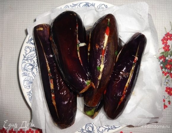Обжаренные баклажаны выложить на бумажное полотенце.