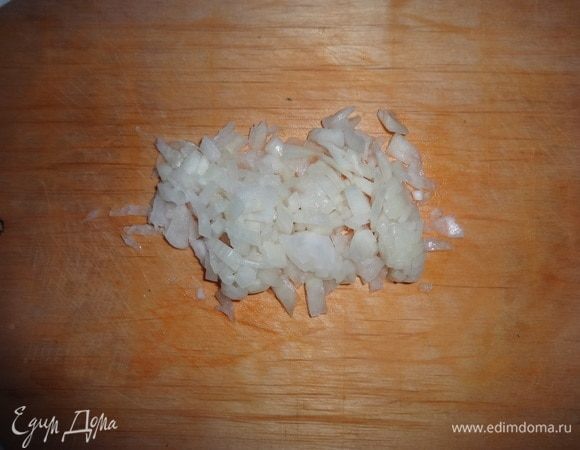 Лук почистить и мелко нарезать.