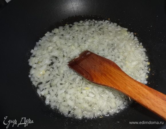 После обжаривания баклажанов масло слить, сковороду вымыть или взять другую. Налить оставшееся масло и обжарить лук до золотистого цвета.