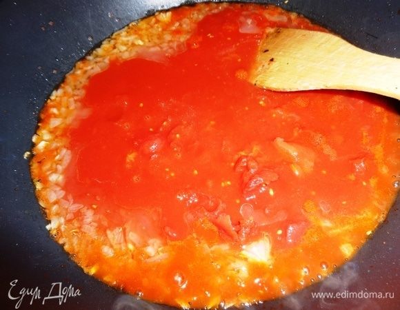 Влить к обжаренному луку томатный соус из консервированных томатов в собственном соку ТМ «Помидорка» и тушить 5 минут, помешивая. Посолить и добавить сахар по вкусу.