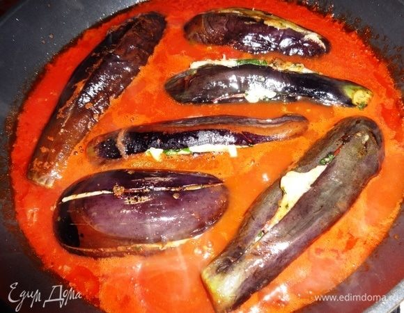 Выложить в соус баклажаны.