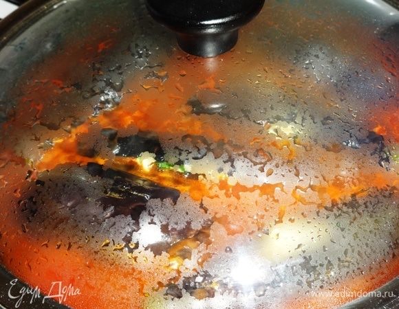 Накрыть сковороду крышкой, убавить огонь и тушить баклажаны до мягкости минут 20–25. Время от времени переворачивать баклажаны на другой бок. По истечении времени огонь выключить и дать блюду настояться 10–15 минут.