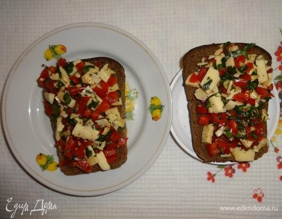 Из остатков начинки я приготовила горячие бутерброды. Для этого сначала обжарила в тостере 2 куска черного хлеба до хрустящего состояния. Выложила на хлеб начинку и поставила в СВЧ на 1 минуту при максимальной мощности.