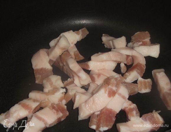 Подготовленные грибы отварить в подсоленной воде. Сало нарезать, выложить в сотейник и под крышкой на медленном огне растопить.