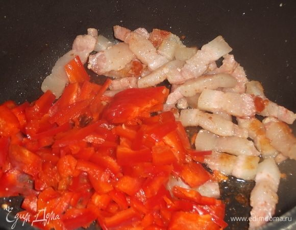 Перец нарезать и добавить к салу.