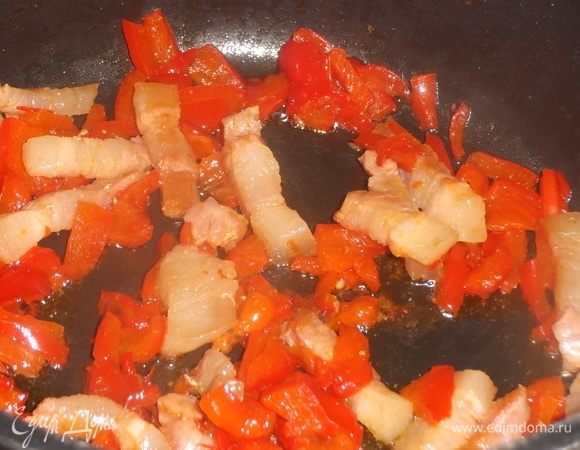 Накрыть крышкой и на медленном огне немного потомить.