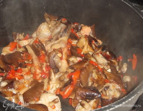 Накрыть сотейник крышкой и на сильном огне пожарить в течение 10–15 минут, помешивая. Если надо, то посолить.