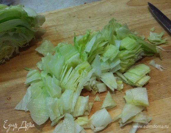 Салат айсберг нарезать квадратами.