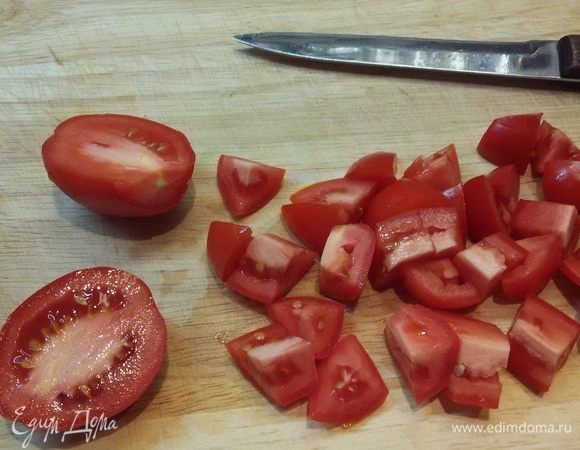 Помидоры нарезать кубиками.