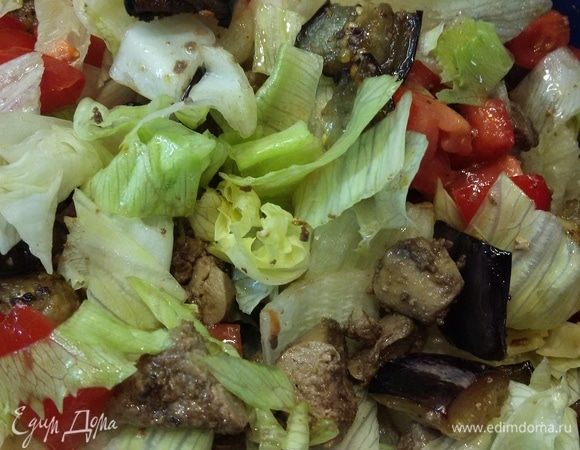 Все смешать и полить заправкой.